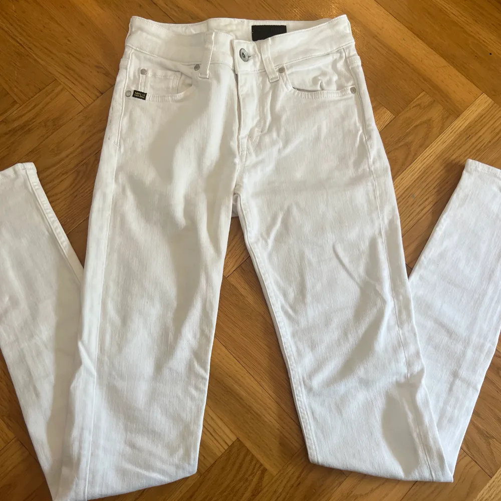 Supersnygga jeans från Tiger of Sweden STYLE: SLIGHT Strl: 26/30” Jeansen har några svarta märken enl sista bild, vet inte vad det är eller om det går bort i tvätten.. Jeans & Byxor.