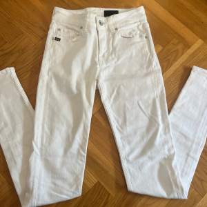 Supersnygga jeans från Tiger of Sweden STYLE: SLIGHT Strl: 26/30” Jeansen har några svarta märken enl sista bild, vet inte vad det är eller om det går bort i tvätten.