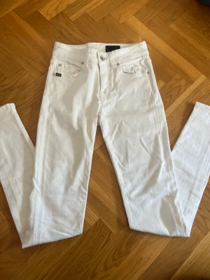 Helt oanvända Tiger of Sweden jeans - Supersnygga jeans från Tiger of Sweden STYLE: SLIGHT Strl: 26/30” Jeansen har några svarta märken enl sista bild, vet inte vad det är eller om det går bort i tvätten.