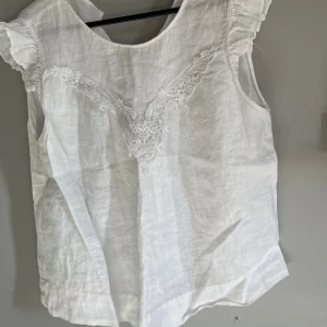 Super gullig blus🫶 - Säljer pågrund av behov av pengar. Inga skador och använd max en gång🫶