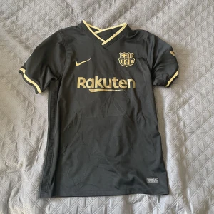 BARCELONA ANSU FATI TRÖJA - Säljer denna fotbollströja från barcelona! Trycket där bak är Ansu fati! Den är i bra skick! Storlek L men passar M också