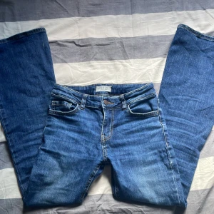 Bootcut jeans - Jag säljer mina low waist bootcut jeans i storlek 146 eftersom jag har vuxit ur dem❤️❤️skriv för fler bilder❤️