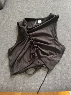 Svart topp från H&M - Jätte fin svart topp från h&m som går att justera. Köpt i början av 2022 men nästan aldrig använd.