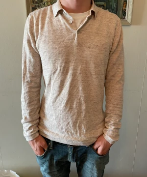 John Henric piké  - John Henric långärmad polo piké i linneblandning, otroligt skön året om och andas super bra. Fint skick 