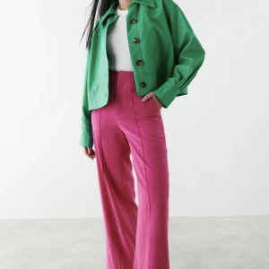 Vida kostymbyxor  - Rosa, vida kostymbyxor. Supersnygg passform och sitter bra både runt höft och rumpa. Använda 1 gång.