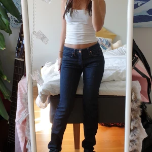 Acne jeans - Mörk blå Acne studios jeans, köpt för 3100 för ett tag sen ochcfinns inte kvar på hemsidan,  har andvänd fåtal gånger och är i perfekt skick. Säljer pågrund av att dem är för långa skulle passa någon mellan 160-170