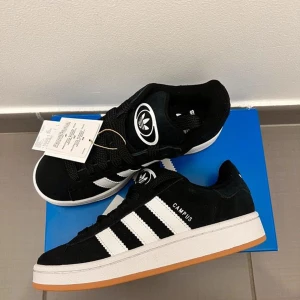 Adidas campus 00’s  - Oanvänd  Säljer de för de inte passar mig   Pris kan diskuteras 