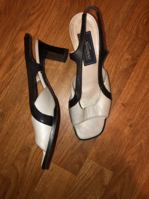 Pumps  - Super häftiga klackar som tyvärr inte kan användas av mig då dom är för stora🥲 tror dom är perfekta fest skor klacken är så stabil ⭐️⭐️