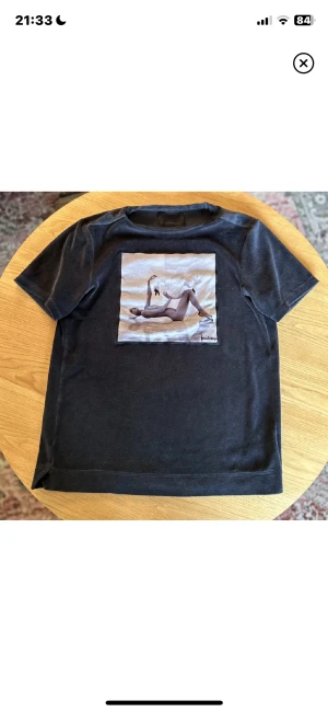 Limitato tshirt! - Limitato T-shirt i frotté riktigt fet tröja som passar till mycket storlek S men passar M perfekt! Säljs för 400