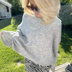 Stickad tröja - Säljer den här super mysiga stickade tröjan from edited!!! Super skön och mysig nu till höst!!! Storlek S men sitter ganska oversized. Skriv till mig för frågor eller klicka på köp nu för smidig affär!🩷🩷🩷