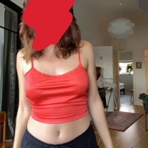 Linne - Rött linne med spets vid bysten💕