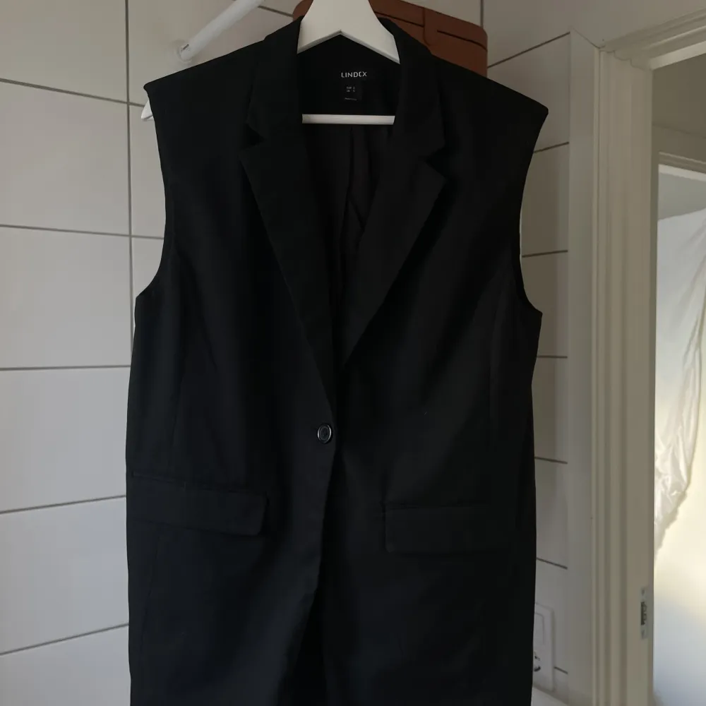 En kostymväst från Lindex, använd fåtal gånger. Oversized modell. Tröjor & Koftor.