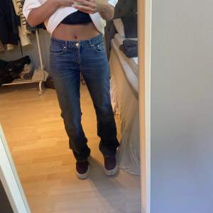 Utsvängda Mörkblå jeans från gina tricot säljes i strl 36/38 👍💕 säljes pga att de aldrig kommer till användning då de är lite för stora!☺️
