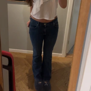 jeans - 2 år förstora jeans och har kommit till användning max 5 gånger. Tror dom är ifrån Kappahl❤️