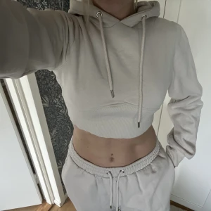 Mjukisset  - Super snyggt beiget mjukisset från Fashon Nova i storlek 36. Säljer pga att det inte kommer till användning. Jag har använt byxorna ”Low waist” men går lika bra att använda ”high waist”🥰säljer en av delarna för 170kr eller båda för 300kr.
