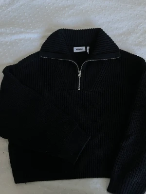 Half zip från weekday  - Säljer denna snygga half zip tröjan från weekday då den inte längre kommmer till användning. Nypris 550kr, mitt pris 350kr🤍🤍