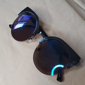 Solglasögon - Blå shades med inslag av svart från Monki. Dom har aldrig blivit använda men kan ha små repor då dom legat bland andra shades. Cateye style