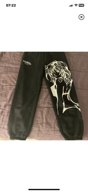 Named collective mjukisbyxor  - Svarta mjukisbyxor från Named Collective Nypris: ca 850  Väldigt bra kvalitet, bara använda ca 2 gånger