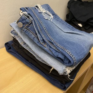 6 par jeans i blandade storlekar  - Lager 157: - mörkblåa strl M, slitningar i knäna. - ljusblå raka, slitningar vid fötterna,  XS. - svarta skinny, S men sitter som M.  - marinblå skinny S, sitter som S. HM: - ljusblåa skinny strl 36. Only: - lågmidjade svarta, slitningar i knäna.