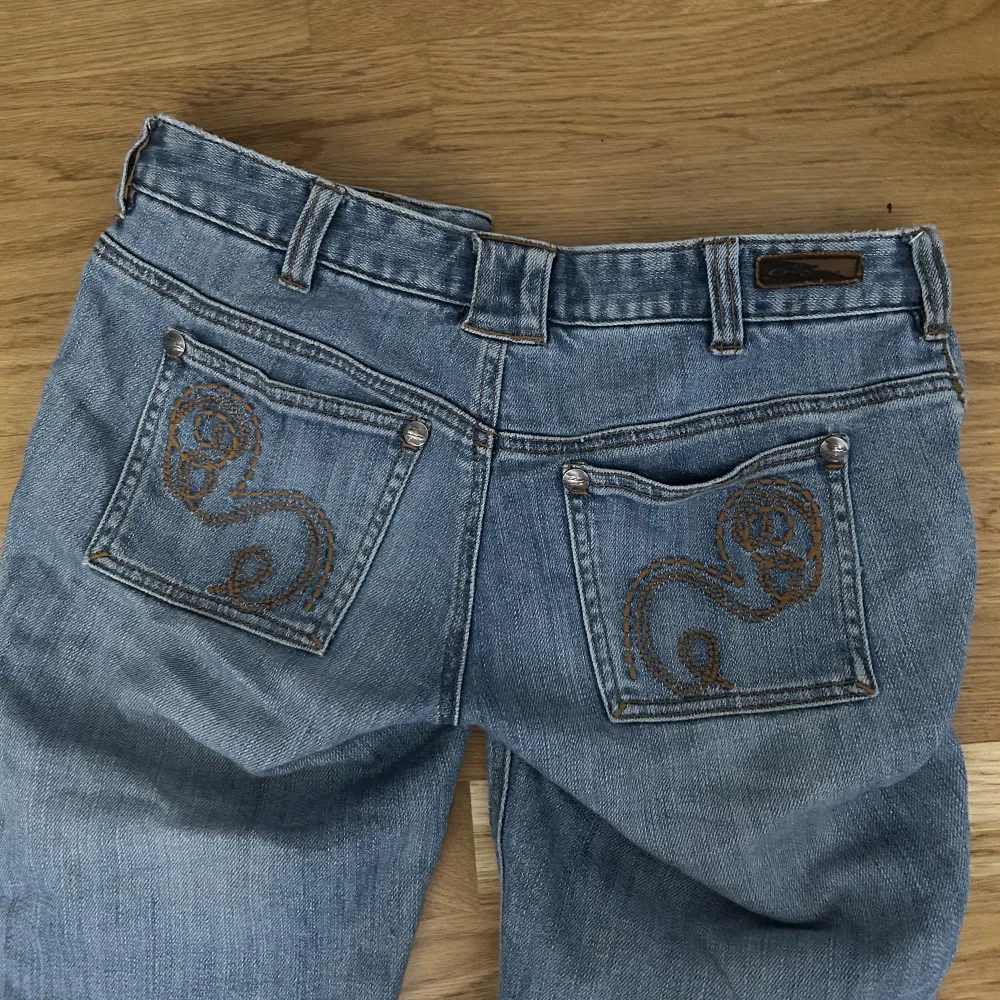 Lågmidjade jeans med skitsnygga bakfickor!! Midjemått 84cm, innerbensläng 77cm. Jeans & Byxor.