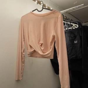 Två toppar - Säljer två ljusrosa toppar ifrån H&M. Tröjan på första bilden är i storlek M med sitter som S och tröjan på andra bilden är i storlek S. Båda i bra skick.