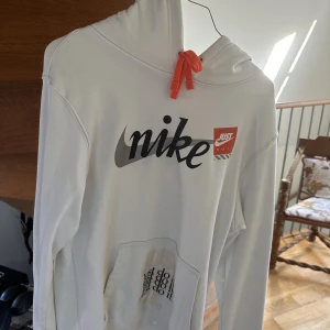 Nike hoodie  - Skick: 8/10 Svart blyertslinje på framsidan (syns på bild) går troligtvis bort i tvätt. Annars finns inga der fel på den 