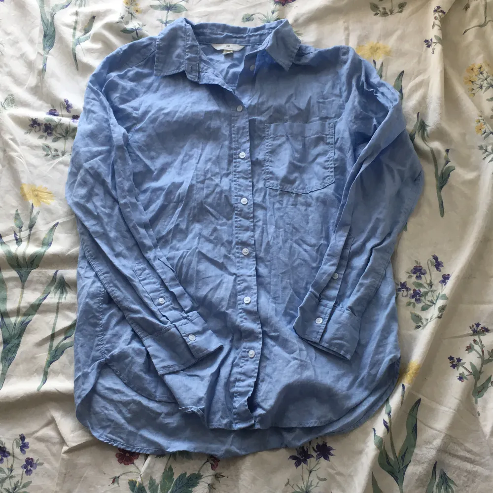 Jättefin skjorta från hm i linnetyg.💓Måste strykas, men annars inget märkvärdigt👍. Skjortor.