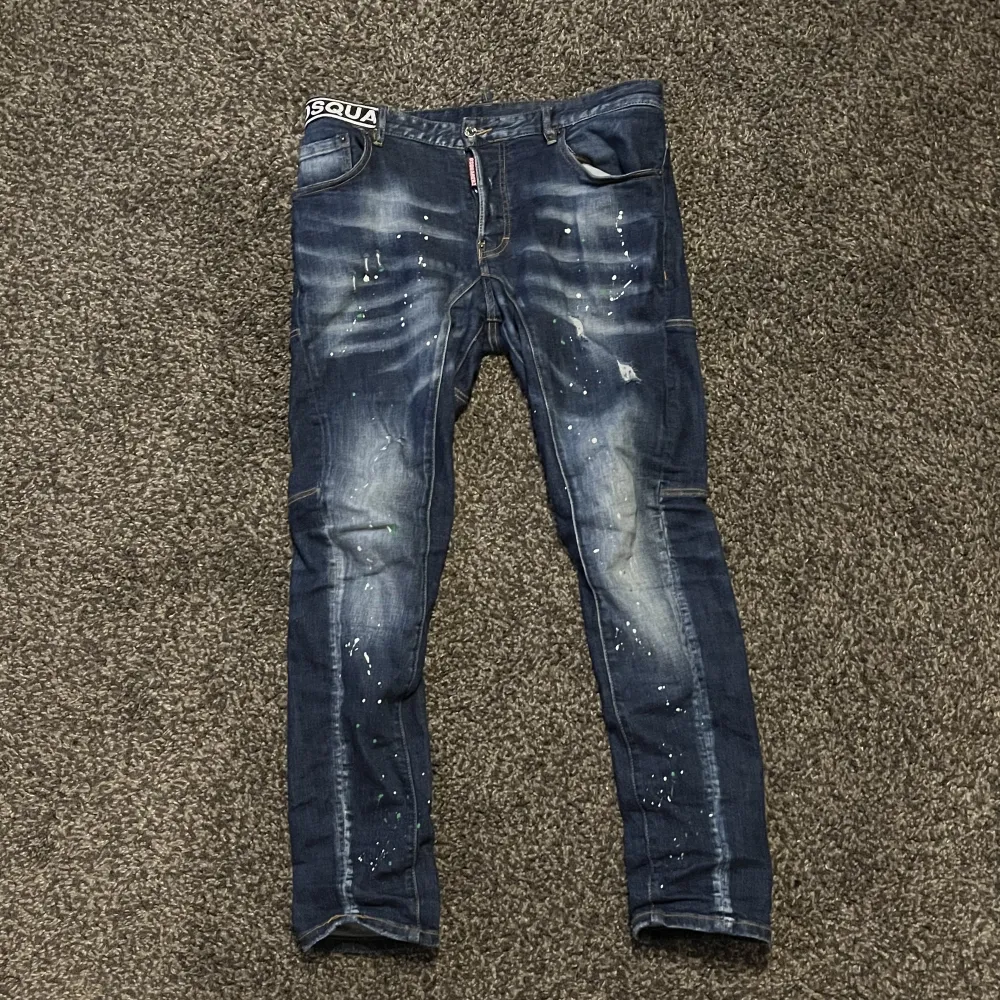 Hej. Jag säljer nu mina dsq 2 jeans för att dom har blivit för små för mig. Det är en 1:1 Kopia och inga skador alls. Det är gröna och vita färg fläckar på jeansen (Modellen är så). Jag kan mötas upp i Stockholm men kan även frakta🚚. Jeans & Byxor.