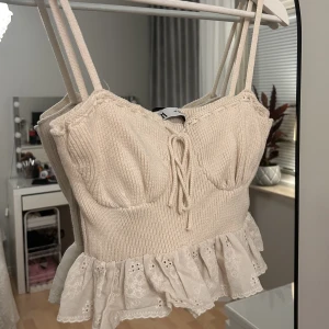 Zara topp - Stickat topp med spets från zara, aldrig använd så i nyskick