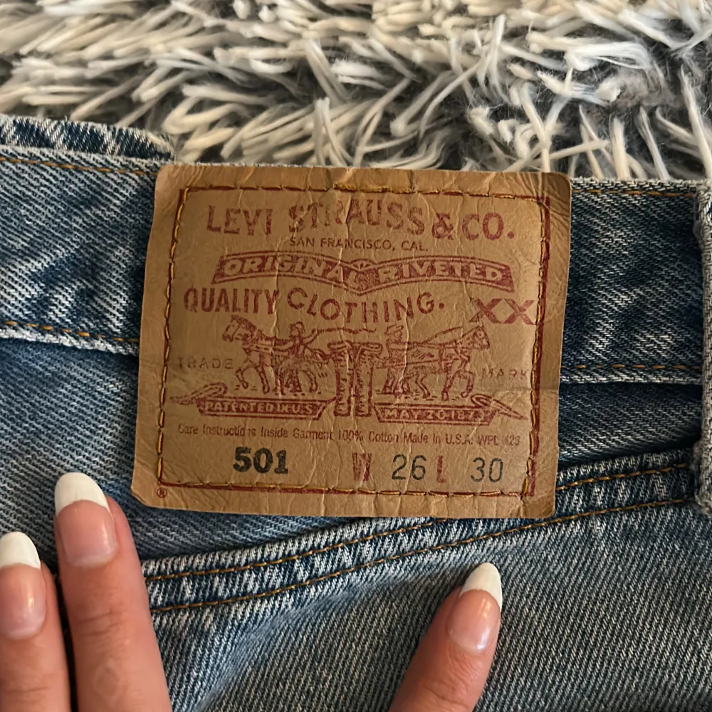 Säljer nu mina älskade Levis jeans. De är ljusblå och raka i modellen med slits nere vid foten. Superbra kvalitet, inga defekter! W26 L30, passar mig som vanligtvis har 32-34 i jeans. Skicka för fler bilder eller vid frågor 💖. Jeans & Byxor.