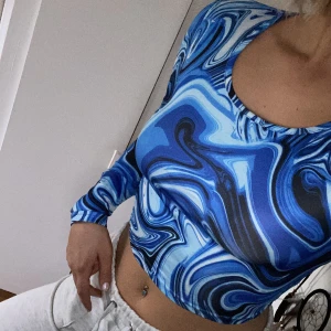 Mönstrad blå top - Säljer då den inte används  Skicket är som ny