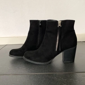 Boots från Skopunten - storlek 39 - Boots som är från Skopunkten. Använda varsamt och i fint skick. I mocka. Storlek 39.