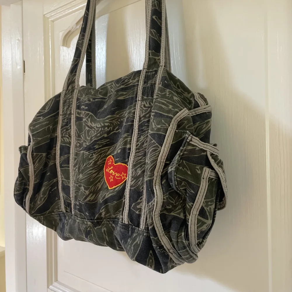 Militärgrön handväska från bikbok. Väskor.