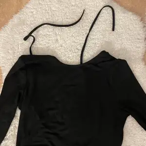 Säljer en svart tröja med öppning där bak pga av att den var för liten på mig. Har testat den 2 gånger då jag köpte den idag. Det är bara att skriva om det är några frågor, priset kan diskuteras.