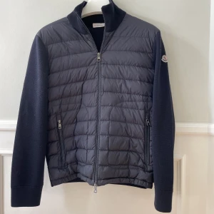 Moncler jacka - Jättefin moncler cardigan i jättefint skick, strl S i herrstorlek. kostar 8995kr ny men säljer för 5000kr. Såklart äkta och lappen och galgen tillkommer,  märkesettiketen är av på ena sidan.
