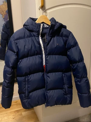 Tommy Hilfiger Jacka - Blå Tommy Hilfiger vinterjacka. Nypris är 2100 kr. Knappt använd. 