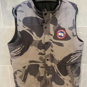 Canada goose väst - Snygg canada goose väst i storlek M, är lite mindre i storleken! Fint skick! Pris går att diskutera😁