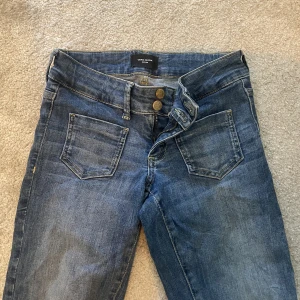 Lågmidjade jeans - jätte snygga lågmidjade jenas fårn veor moda, storlek 26/32- passar ca 157-165. Knappt använda, ser ut som nya, kan diskutera priset