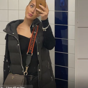 Zara väst - Säljer denna lång zara västen 