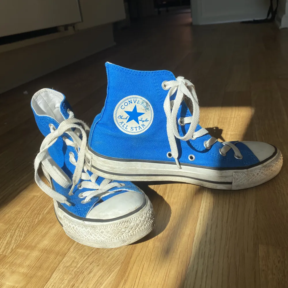 Blåa höga Converse i bra skick. Skor.