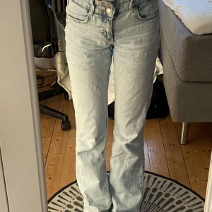 Jeans  - Säljer dessa som ja köpte här på Plick. Säljer för att dom är lite förstora o inte används. 