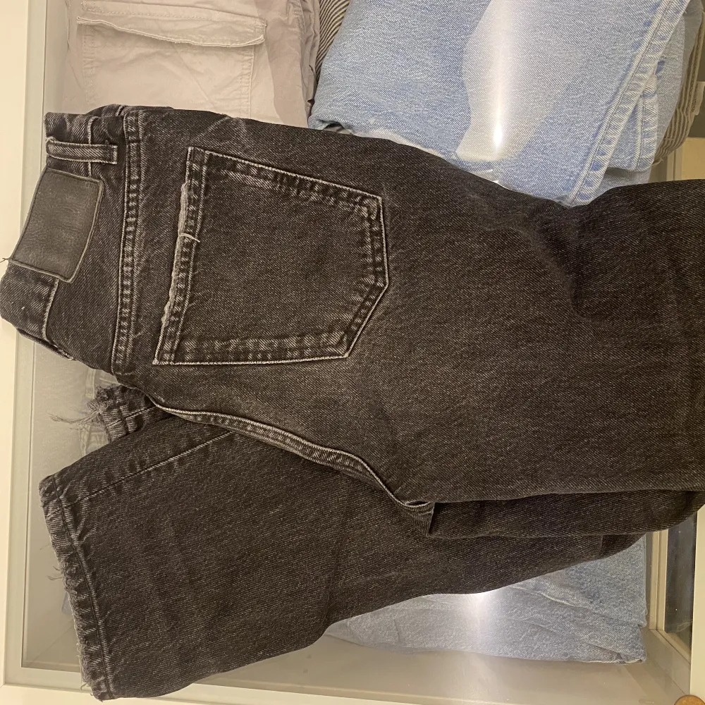 Jag säljer dessa svarta jeans från Zara. Storlek EUR 34/MEX 24 vilket motsvarar ungefär XS/S. Slitningar längst ned tillhör och är designen. . Jeans & Byxor.