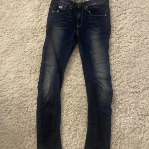 G Star jeans - Säljer mina så fina G-star jeans💞 Skick 10/10 endast testade men dom var inte riktigt min stil, tror nypriset va 1200 om jag inte minns fel, mitt pris 400kr+frakt❤️Storlek 24/32 men skulle säga att dom är lite större i midjan! mid waist