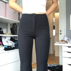 Svarta kostymbyxor  - Ett par svarta kostymbyxor som sitter tajt och sen blir utsvänga, sitter som bootcut jeans. Använt nån gång