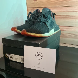Adidas NMD XR1 Bred  - Adidas NMD XR1 bred i storlek 46, skorna är mycket använda men har lite kvar att ge. 