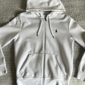 Vit Ralph lauren zip - Vit Ralph lauren zip up hoodie skicka 10/10 använd men välbesparad. Säljer för den har blivit för liten. Skickar elle mötas upp i Norrköping 
