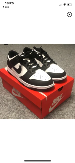 Nike dunk low panda - Snygga och trendiga Nike dunk low pandas, helt nya💯 Köpta från Nike appen, KVITTO FINNS🧾⚠️DEM FINNS KVAR⚠️
