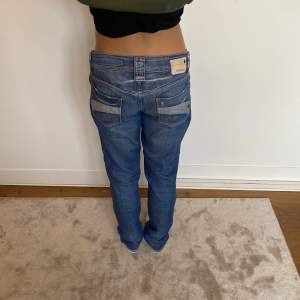 Säljer dess low waist jeans pga att dom är förstora, mycket bra skick❤️