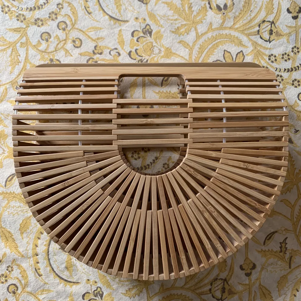 En otroligt vacker väska inspirerad av märket Cult Gaia! Perfekta väskan till stranden och sommaren, eller varför inte använda som ett statement piece året runt!. Laukut & Käsilaukut.