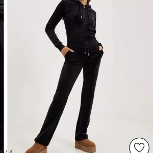 Juicy set - Hej! Säljer ett jätte fint svart juicy set i modellen Robertsson åt en vän, bilderna är lånade men skriv privat för egna🥰 Settet är i storlek M och fint skick OBS hon har förlängt byxorna, bild kan skickas❤️utgångs pris 1399kr, kan diskuteras🥰